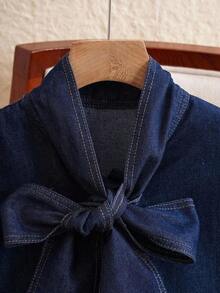 Mature Denim Blusa de mezclilla de mujer con un solo botonadura y lazo versátil y de moda - Azul lavado oscuro - Ver 3