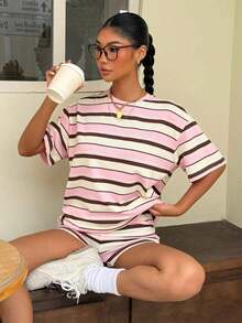 2026   Set de 2 piezas de outfit casual de camiseta de manga corta a rayas negras y blancas con pantalones cortos - Rosa 3 - Ver 3