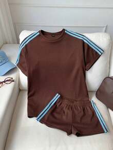 2026   Set de 2 piezas de outfit casual de camiseta de manga corta a rayas negras y blancas con pantalones cortos - Marrón 3 - Ver 3