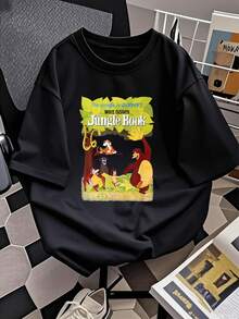 Ilustración vibrante que muestra a un niño aventurero junto a animales selváticos bailando bajo hojas verdes simbolizando amistad y alegría en la naturaleza camiseta de mujer  cómoda y moderna para uso diario - Negro - Ver 2