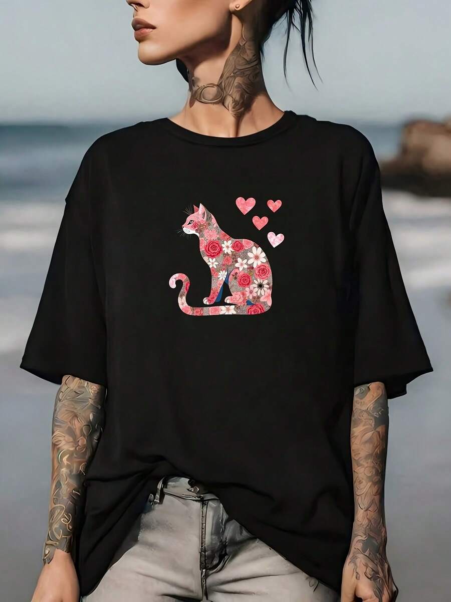 Designed For Modern, Stylish, And Comfortable Women. This Soft 180g T-Shirt Features A Floral Cat And Heart Design, Perfect For Family Gatherings Or Corporate Events. A Creative Gift Idea For Cat Lovers, This Special Valentine's Day Edition Is Made With Premium Soft And Breathable Fabric, Designed For All-Day Comfort And Versatile Everyday Wear, Ideal For Casual Outings. - 黑色 - 查看 1