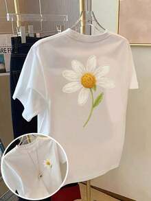 Women's Short-Sleeved T-Shirt With A Daisy Print On Both The Front And Back. It Has A Relaxed, Casual Fit, Is Breathable And Comfortable, And Features A Round Neck. Suitable For Summer, Versatile For Everyday Wear, And Ideal For Urban Outings And Streetwear Style. - 白色的 - 查看 3
