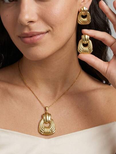 Vintage Vertical Striped Geometric Necklace And Earrings Set For Women, Featuring 3D Geometric Design With Vertical Striped Texture, Retro And Elegant. The Necklace Pendant And Earrings Share The Same Geometric Design, Made Of High-Quality Stainless Steel That Is Skin-Friendly And Anti-Allergic. The Matching Set Suits Various Outfits Like Dresses, Bikinis, And Can Be Worn For Commuting, Daily Wear, And Dates, Making It An Ideal Luxury Jewelry Gift For Holidays And Special Occasions.