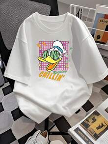 Duck With Large Glasses On A Colorful Geometric Background Conveying Fun Energy And A Relaxed Birthday Spirit, Ideal For Those Who Love Fashion And Cheerful Images. Comfortable And Casual Women's T-Shirt For Everyday Wear. - 白色 - 查看 2