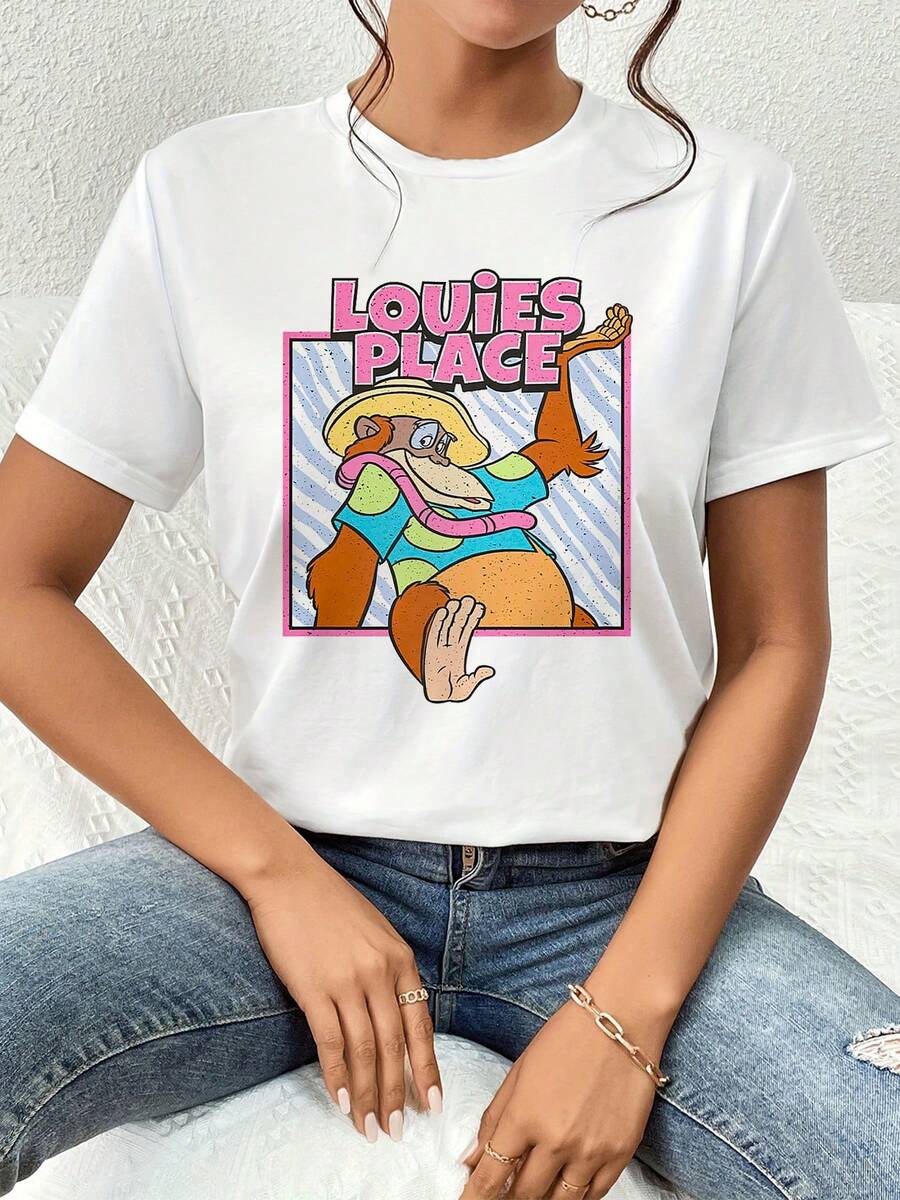 El estampado muestra un divertido personaje con sombrero disfrutando de un lugar llamado Louies Place, transmitiendo una energía alegre y relajada ideal para quienes aman el humor y la diversión en su ropa camiseta de mujer cómoda y casual para uso diario - Blanco - Ver 1