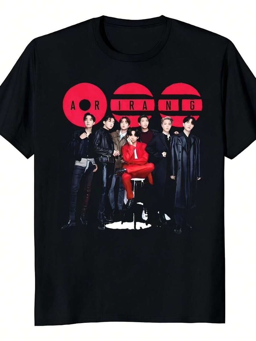 Unisex T-Shirt Featuring The Members Of The Band Aorirang, For Men And Women. This Soft, Versatile T-Shirt, With Its Red And Black Theme, Is A Versatile Everyday Essential For Casual Streetwear In All Seasons. It's An Affordable And Perfect Gift For Fans And Friends. With A Crisp, Flattering Cut, This Garment Creates A Clean And Vibrant Look. Its Relaxed Yet Flattering Silhouette Suits All Body Types, Offering A Style That Is Both Casual And With A Touch Of Elegance. - 黑色 - 查看 1