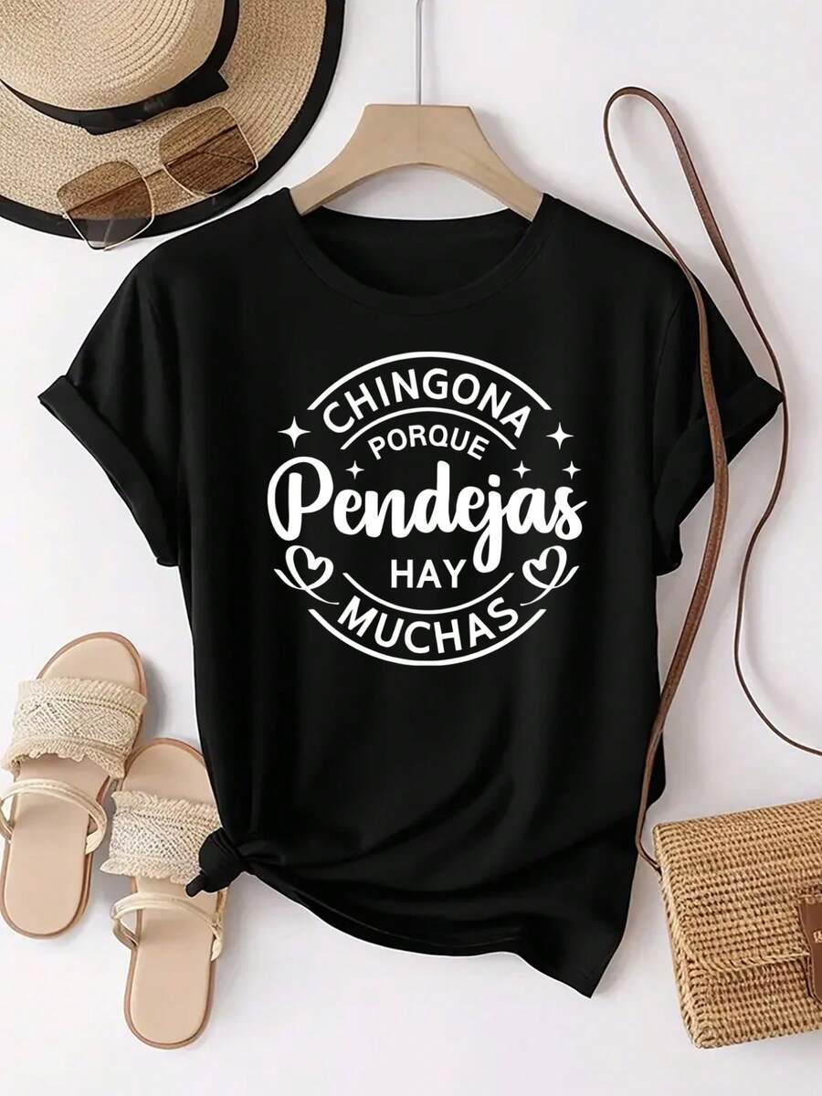 The Printed Design Features The Phrase 'CHINGONA PORQUE Pendejas HAY MUCHAS' (Roughly Translated As 'Awesome Because There Are Many Women'). This Stylish And Casual Women's Short-Sleeved Crew Neck T-Shirt Is Perfect For Everyday Wear And Offers Comfort. - 黑色 - 查看 1