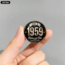 2D平面复古主题胸针，印有“Made In 49.76m”字样，并带有“复古而非老旧”和“限量版”字样，采用不锈钢材质，圆形玻璃顶。多功能时尚配饰，适用于背包、衣服、衣领和帽子！ - A - 查看 5