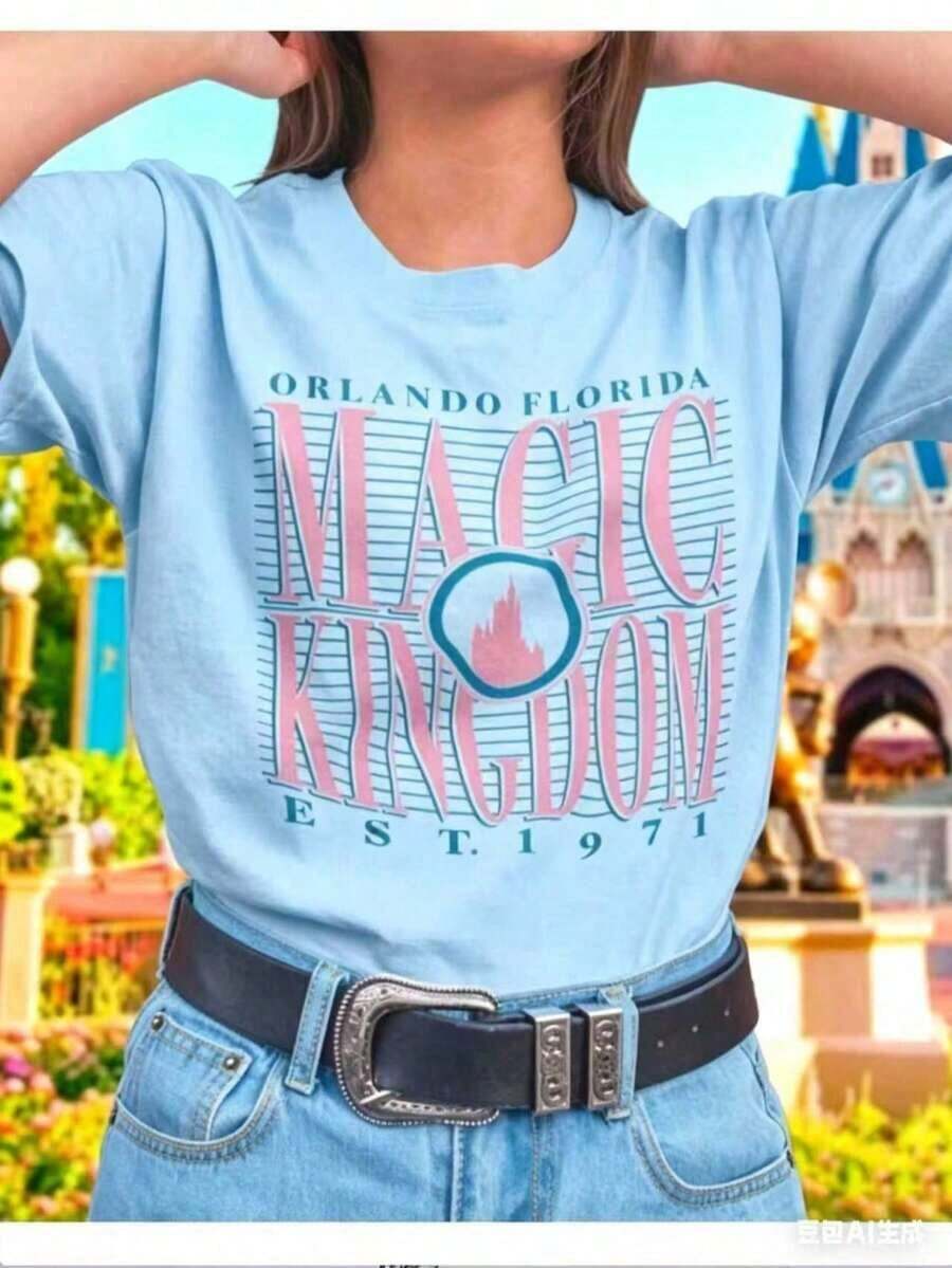 CHICLY19 Women's Oversized Graphic T-Shirt, 100% Cotton - White, Short Sleeve, With Retro Text "MAGIC KINGDOM", Castle Print And "ORLANDO FLORIDA EST." 1971 Design. Soft Cotton T-Shirt With A Relaxed Fit, Perfect For Theme Park Visits, Vacations, Family Trips, And Casual Everyday Wear. Popular Nostalgic T-Shirt With A Comfortable And Relaxed Fit, Ideal For Theme Park Fans, Travelers, And Vacationers. - 藍色 - 查看 1