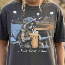1 pieza Camiseta cómoda con estampado de mapache "I Live Here Now" - Cuello redondo suave, manga corta, camiseta deportiva transpirable, ropa deportiva para mujer - Diseño gráfico divertido, ropa casual para exteriores, camisetas para mujer, tops de verano, 180g, 100% algodón. - Blanco - Ver 10