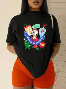 Fun Illustration Of A Duck Wearing A Christmas Hat Surrounded By Gifts, Colorful Ribbons, Festive Trees, And A Cheerful Message Conveying The Spirit Of Surprise And Christmas Happiness. Comfortable Casual Women's T-Shirt - 黑色 - 查看 2