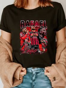 Central Figure Representing The Intense Passion Of Football With Players Celebrating Energetically And Powerfully Against Fiery Red Tones That Evoke Determination And Competitive Spirit. Modern Casual Women's T-Shirt - 黑色 - 查看 8