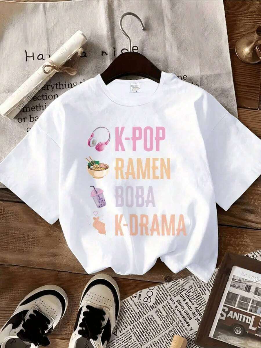 Fashion Printed T-Shirts For Women, Oversized Streetwear Tops, Comfortable And Stylish All-Match Summer Tees. The Print Celebrates Korean Pop Culture With The Words K-POP RAMEN BOBA And K-DRAMA, Symbolizing Youthful Passion For Music, Fun Food, And Relaxed Asian Series. Women's Casual Cotton T-Shirt, Comfortable - 白色 - 查看 1