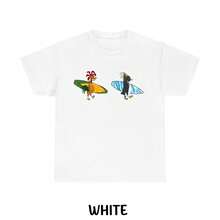 Camiseta Unisex Cody  & Chicken Joe Surfs Up, Camisetas con Estampados, Camiseta Divertida, Camiseta de Moda HFSL - Blanco - Ver 10