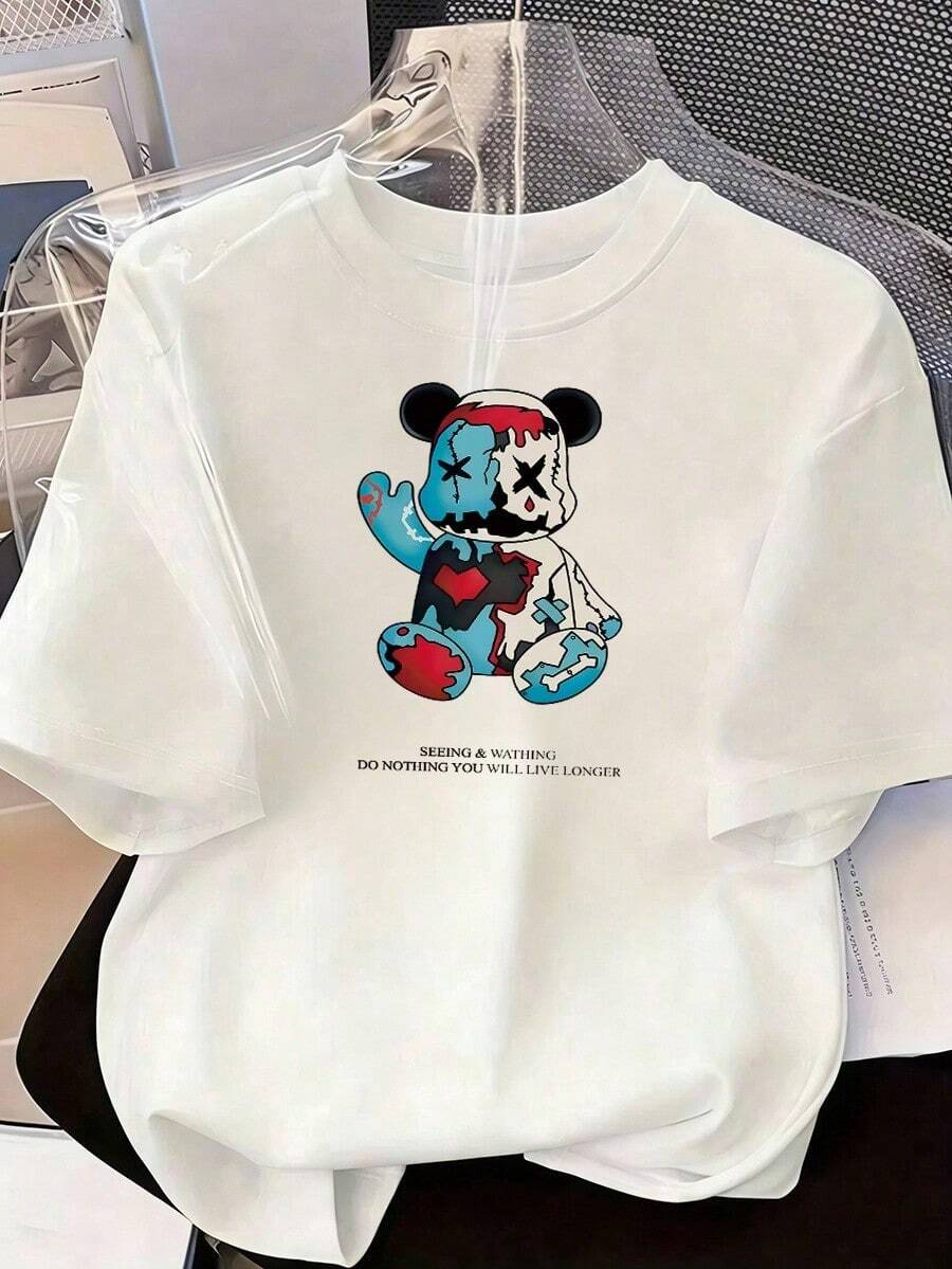 Camiseta con Oso de Juguete en Diseño Grunge Azul, Rojo y Blanco,Camiseta de manga corta de moda para primavera y verano de 2026, hecha en México, 180 gramos. Estampado de dibujos animados, modelo de pareja, apta para uso interior o exterior. Cuello redondo, unisex, ideal para oficina y ocio. Paquete de una pieza. - WH-P631577SLNDXZGY350 - Ver 1