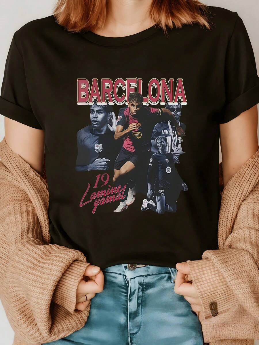 Players In Motion, Bearing The Name Of A Famous City, Represent The Passion And Energy Of Football In Full Competition, Full Of Dynamism And Strength. A Modern Casual Women's T-Shirt For Sports Fans. - 黑色 - 查看 1