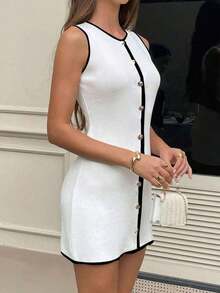 Vestido corto de punto ligero de estilo minimalista y casual para la primavera/verano, con cuello en V, botones metálicos y sin mangas, para uso diario y de paseo - Blanco con bordes negros - Ver 4