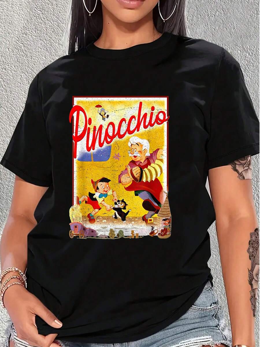 Ilustración colorida que muestra a un muñeco de madera lleno de vida junto a su creador en un momento alegre rodeado de personajes animados que evocan ternura y aventura camiseta de mujer cómoda y casual para uso diario - Negro - Ver 1
