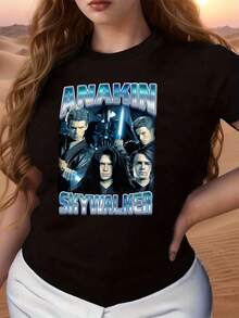 Graphic Depicting An Epic Scene With Galactic Figures And A Luminous Blue Energy Symbolizing Courage And Inner Strength; A Comfortable And Modern Women's T-Shirt Ideal For Space Adventure Fans - 黑色 - 查看 6