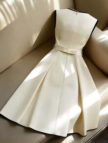 Vestido de corte evasé con cuello cuadrado, sin mangas, con ribete negro en la cintura, de estilo minimalista y versátil, en color beige, para primavera/verano - Albaricoque - Ver 2