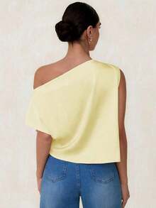 Blusa de mujer con hombro asimétrico con volantes de satén, elegante y casual para fiesta, ir al trabajo y uso diario, estilo francés de primavera/verano con un solo hombro descubierto - Amarillo - Ver 2