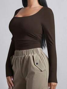 Camiseta crop de cuello cuadrado fruncido lateral - Café integral - Ver 4