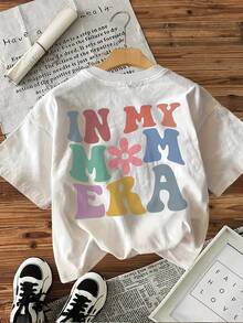 Camiseta de Verano Premium para Mujer [Doble Estampado en Frente y Espalda] Estilo Graffiti con Texto Floral "In My Mom Era" Estampado de Letras Manga Corta Cuello Redondo - Blanco - Ver 3