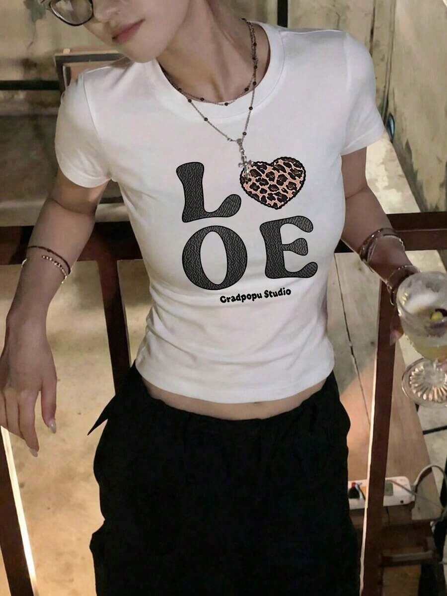 Playera crop para mujer cuello redondo manga corta, modelo nuevo verano con estampado de leopardo y letras.Corte ajustado súper padre, estilo chica trendy blanco muy versátil.Tela fresca y cómoda, perfecta para salidas, looks juveniles y combinar con jeans y falda, estilo moderno que está totalmente de moda. NDJL - Blanco - Ver 1