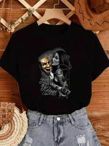 Elegante Camiseta de Mujer con Estampado Artístico Chica con Máscara Dorada y Tatuajes Florales,Diseño Original y Moderno. - Negro - Ver 1