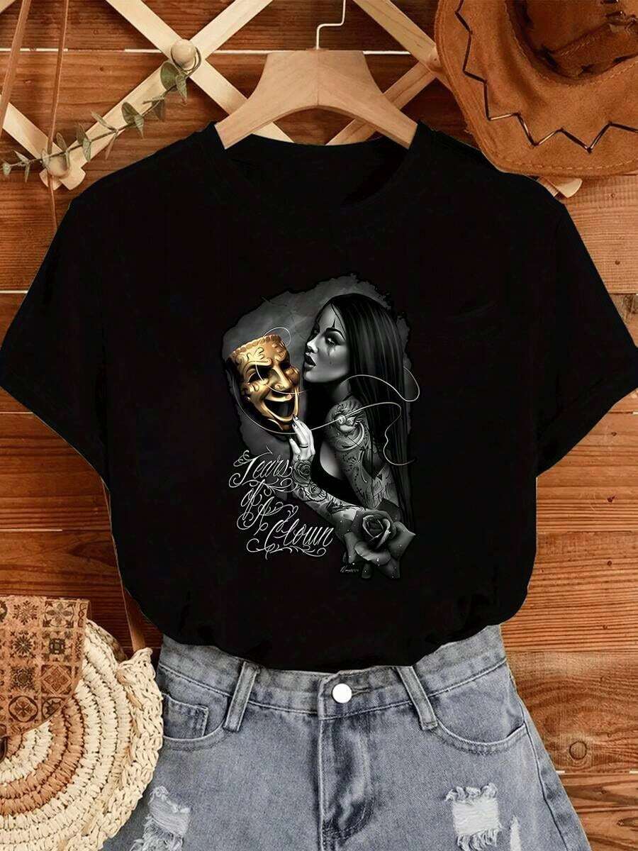 Elegante Camiseta de Mujer con Estampado Artístico Chica con Máscara Dorada y Tatuajes Florales,Diseño Original y Moderno. - Negro - Ver 1