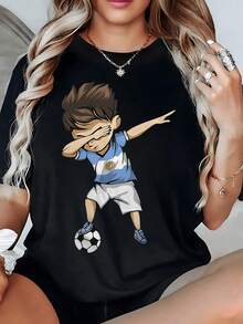 Ni?o futbolista con uniforme azul y blanco haciendo un gesto de celebración alegre mostrando pasión por el deporte y energía positiva camiseta de mujer casual cómoda y moderna - Negro - Ver 1