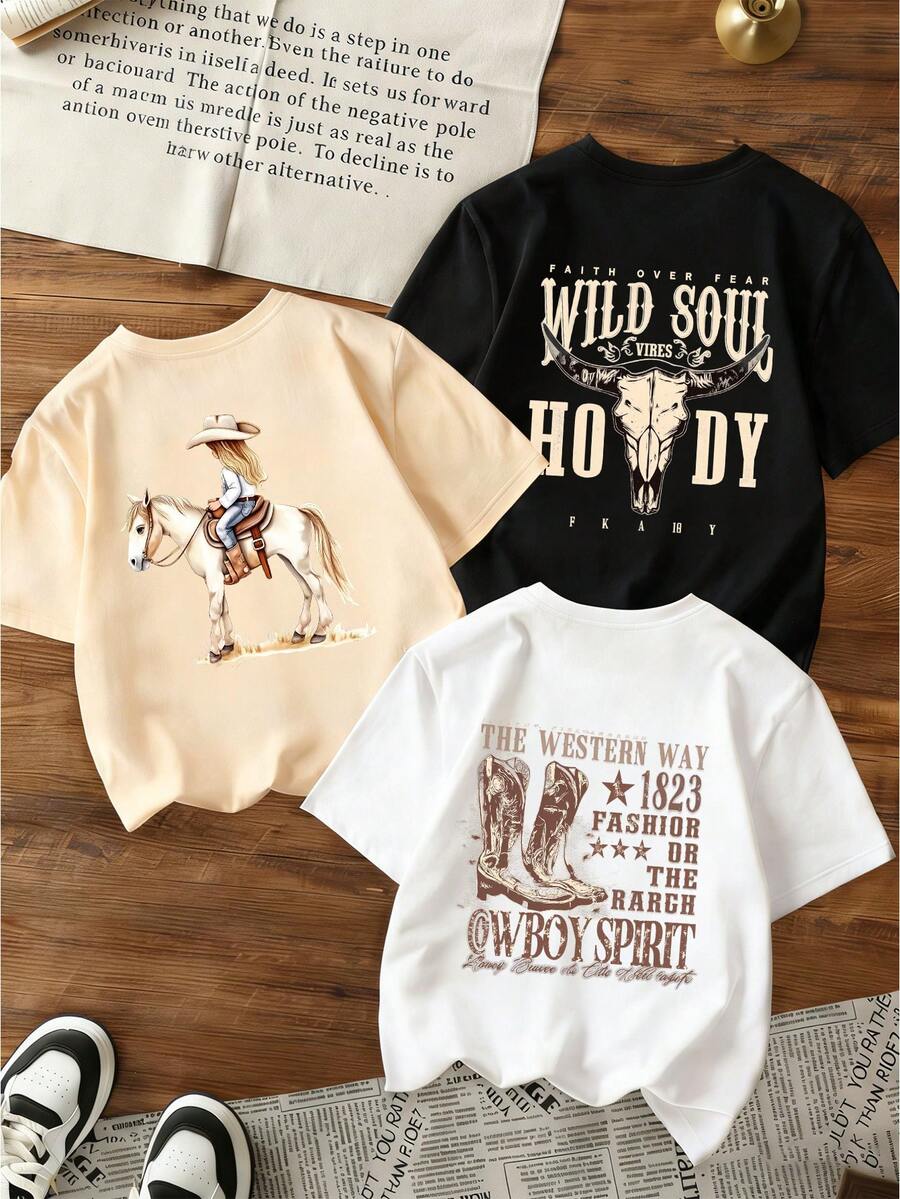 Set de 3 camisetas para mujer: una beige con estampado de niña vaquera a caballo, una negra con letras "WILD SOUL HOODY" y calavera de toro, una blanca con botas vaqueras y letras "WESTERN WAY", cuello redondo, manga corta - blanco+negro+hueso - Ver 1