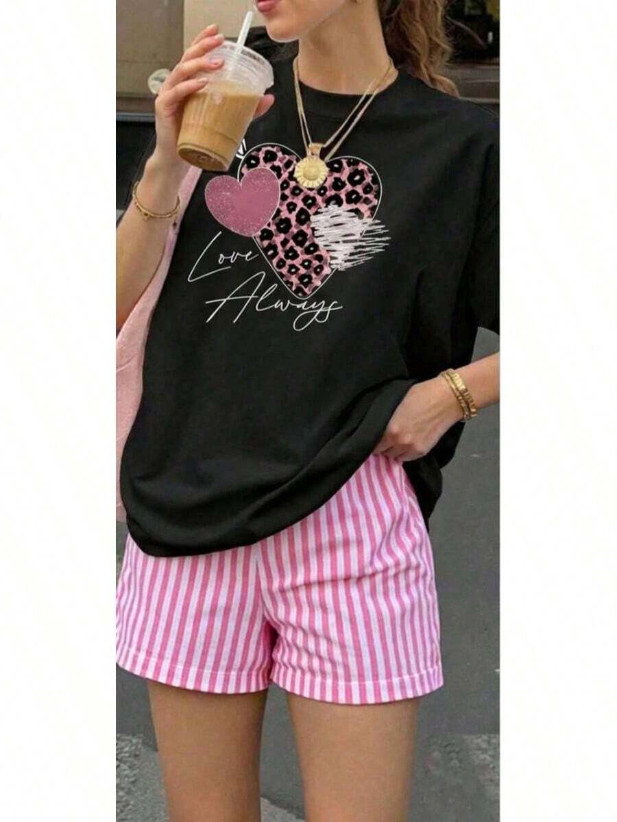 Una camiseta de manga corta para mujer con estilo retro americano, de diseño holgado y estampado (los pantalones son solo sugerencias de estilo). Este artículo sencillo y elegante presenta patrones de texto con temática tropical, siendo un elemento imprescindible para crear un estilo relajado de vacaciones. Es muy adecuado para ocasiones como el Día del Trabajo y el Día de la Independencia de México. La gruesa camiseta multicolor está hecha de 100% algodón con estampados modernos, y es adecuada tanto para hombres como para mujeres. Es un estilo completamente nuevo para primavera/verano/otoño, transpirable y cómodo, sencillo y versátil. - Negro - Ver 1