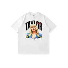 Camiseta de manga corta unisex unisex con estampado de dibujos animados de anime estilo Y2K y diseño retro de Taylorss Swifts. - Blanco - Ver 1