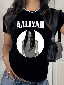Retrato artístico de una mujer con cabello largo en tonos monocromáticos que refleja elegancia serenidad y fuerza interior camiseta de mujer casual moderna cómoda para uso diario - Negro - Ver 1