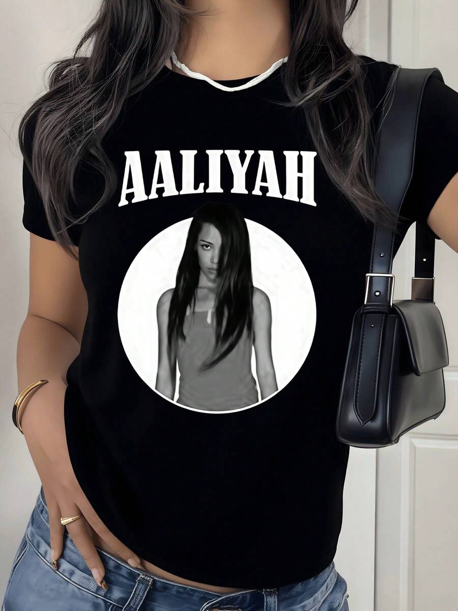 Retrato artístico de una mujer con cabello largo en tonos monocromáticos que refleja elegancia serenidad y fuerza interior camiseta de mujer casual moderna cómoda para uso diario - Negro - Ver 1