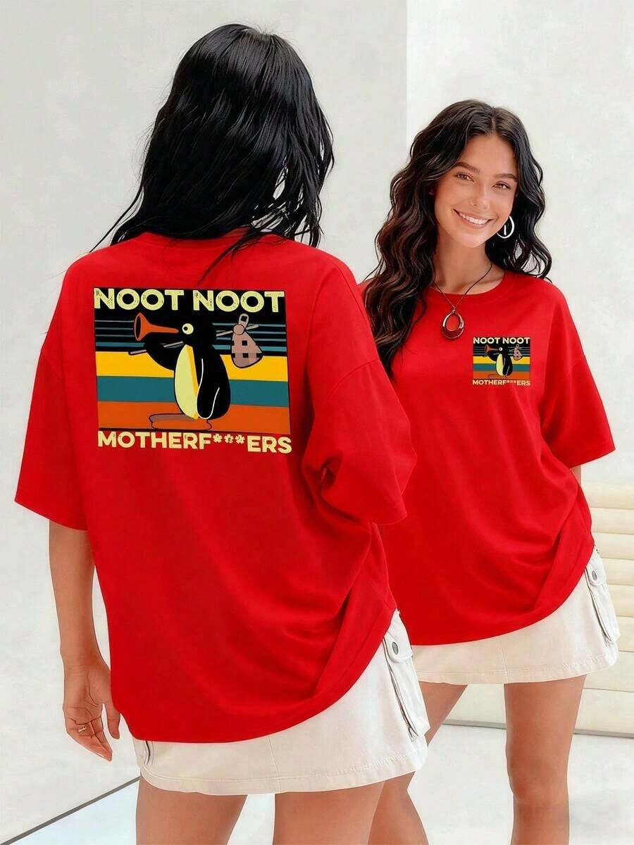 Camiseta de mujer 100% algodón con diseño de pingüino retro con frase divertida y sonido "NOOT NOOT" sobre un fondo de atardecer, ideal para un look casual y relajado. Adecuada para primavera, verano y otoño. - Rojo - Ver 1