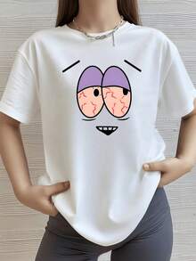 Rostro caricaturesco con ojos grandes cansados y sonrisa divertida que refleja humor relajado y expresión de pereza curiosa camiseta de mujer casual moderna para uso diario - Blanco - Ver 8