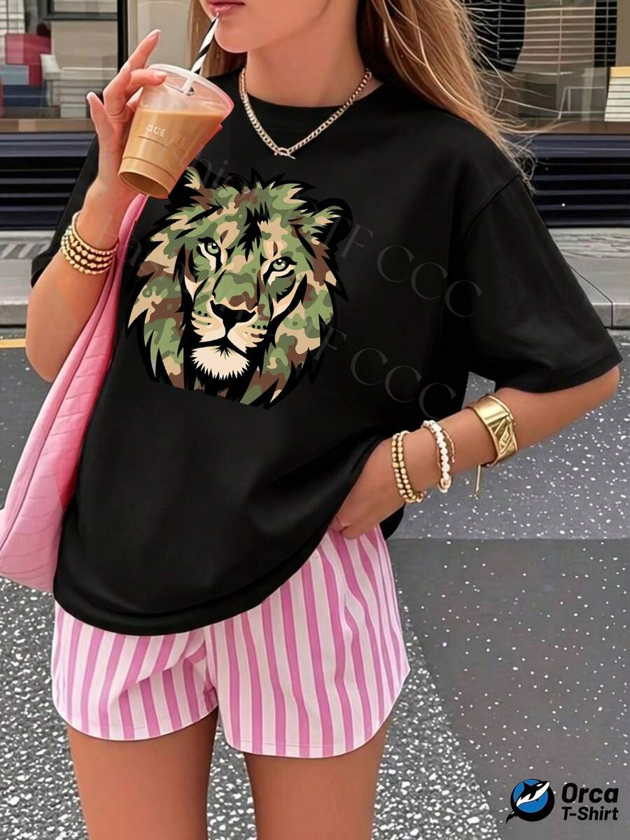 Una camiseta de manga corta para mujer, de estilo retro y moderno, adecuada para actividades al aire libre en primavera y verano, camiseta de mujer de 180g con estilo y personalidad y2k, top de manga corta de corte holgado, elegancia urbana, casual y transpirable para el día a día, estampado creativo de camuflaje de león, ropa de verano, regalo para deportes al aire libre.blusas para mujer,blusas casuales para dama,tops,, mujer premium,y2k,playeras de mujer curvy,ofertas y liquidaciones ropa mujer,playeras deportivas para mujer,,playeras de hombre, mujer,blusas>elegante JTFX - Negro - Ver 1