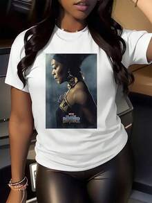 A Powerful Figure Symbolizing Strength, Courage, And Afro Pride, Inspired By Ancestral Culture With Intense Tones And Metallic Details That Evoke Mystery And Elegance. A Comfortable And Modern Women's T-Shirt For Everyday Wear. - 白色 - 查看 2