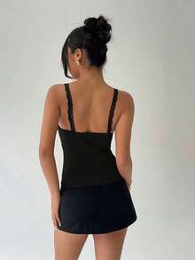Camiseta ajustada de mujer con cuello en pico profundo, encaje burdeos y parches - Negro - Ver 2
