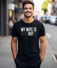 Camiseta de Hombre con Estampado Divertido 'Mi Esposa es Psicótica, Es Atractiva', Ideal para Esposos GIMW - Blanco - Ver 2
