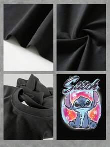 Dibujo de un tierno personaje azul sentado bajo un cielo colorido con estrellas y luna creando una sensación de fantasía y ternura camiseta de mujer cómoda y casual  perfecta para uso diario - Negro - Ver 4