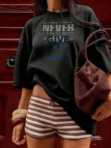 "NEVER GIVE UP" T-Shirt In A Dynamic Style.  Short-Sleeved T-Shirt For Spring And Summer 2026, Made In Mexico, 180 Grams. Cartoon Print, Couple Design, Suitable For Indoor Or Outdoor Wear. Crew Neck, Unisex, Ideal For The Office And Leisure. One-Pack. - BK-P631577SLNDXZGY527 - 查看 3