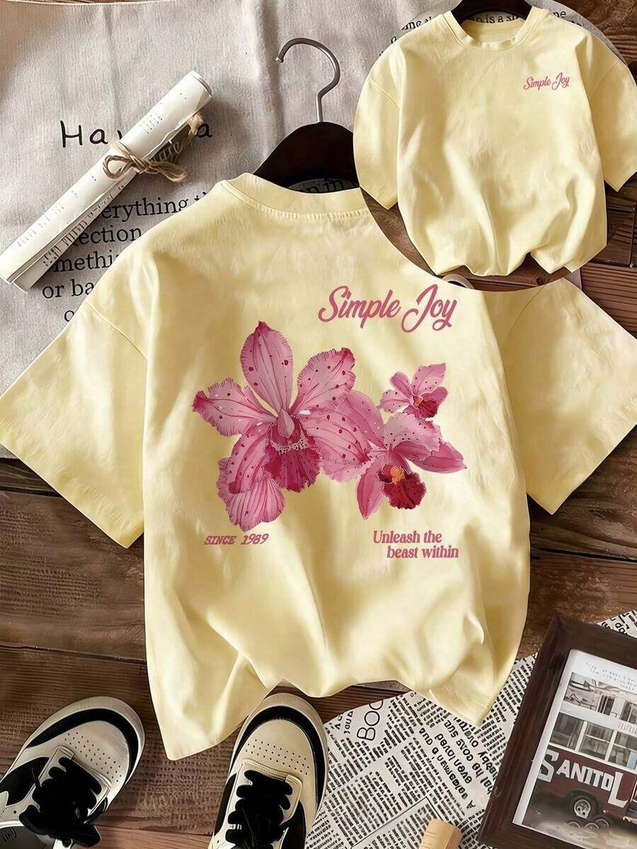 Esta camiseta de cuello redondo con estampado floral y de letras colorido para mujer es moderna y versátil para el verano.La camiseta gráfica viene en blanco y rosa, adecuada para usar en vacaciones.Negro Casual - Amarillo - Ver 1