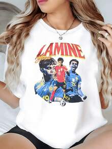 Jugadores corriendo en el campo mostrando pasión energía y fuerza con colores vivos y movimiento dinámico reflejando espíritu deportivo camiseta de mujer casual moderna cómoda para aficionados al fútbol - Blanco - Ver 1