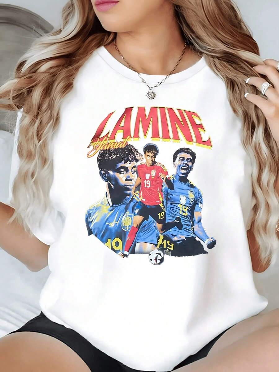 Jugadores corriendo en el campo mostrando pasión energía y fuerza con colores vivos y movimiento dinámico reflejando espíritu deportivo camiseta de mujer casual moderna cómoda para aficionados al fútbol - Blanco - Ver 1