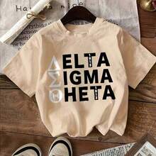 NUEVA Camiseta Negra Delta Sigma Theta 1913 con Texto y Símbolos - Modelo con Cabello Rubio Largo y Ondulado, Collar de Cadena Delgada, Fondo de Tela Clara, Camiseta Casual de Algodón con Cuello Redondo - 100% Algodón, Camisetas Gráficas Vintage Negras para Hombre, Tops Casuales de Primavera Verano, Camiseta Casual de Manga Corta con Estampado y Cuello Redondo para Mujer, Verano| Pascua y Día de San Patricio, Día de la Independencia - Albaricoque - Ver 1