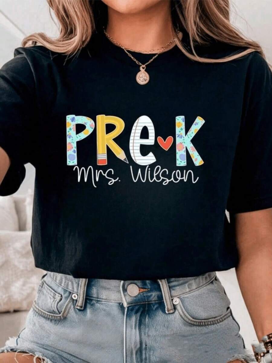 Soft Black Short-Sleeved Crew Neck T-Shirt For Women With Colorful "PRE-K" Lettering, Pencil And Heart Decoration, Customizable With Teacher's Name, Cool, Ideal For Teachers And Everyday Wear. - 黑色 - 查看 1