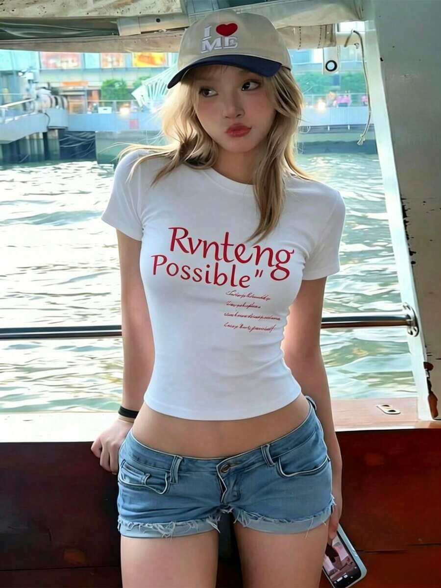 Playera corta para mujer cuello redondo manga corta, estilo chica trendy  verano.Estampado de letras, corte ajustado crop top negro súper bonito y a la moda, ideal para salidas casuales, looks juveniles y combinar con cualquier ropa de uso diario. 9OMO - Blanco - Ver 1